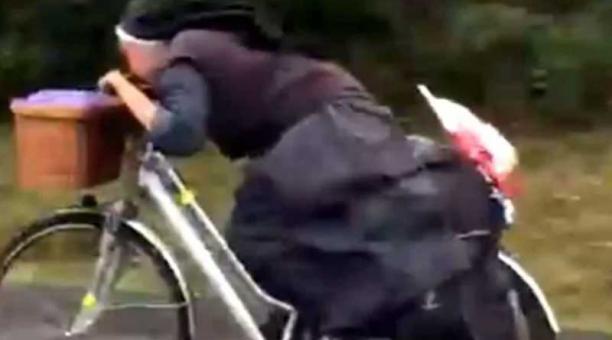 "¡Adelanta a Sor Bicicleta, una monja dándolo todo!", dice el hombre que filmó a la mujer haciendo el Camino de Santiago velozmente. Foto: Captura de pantalla