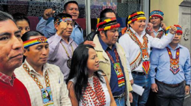 Once dirigentes indígenas amazónicos acudieron ayer a la Secretaría de la Política, en Quito. Foto: Diego Puente / ÚN