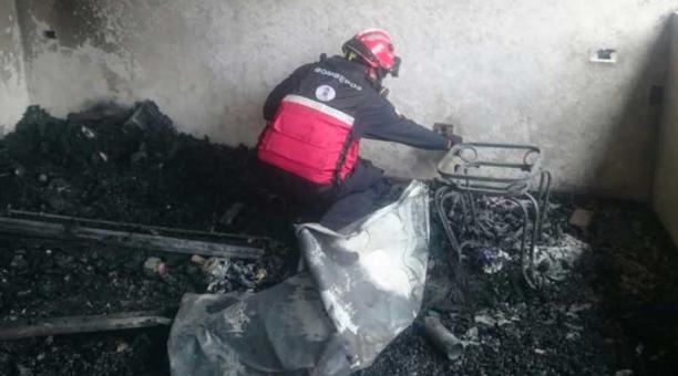 Miembros del Cuerpo de Bomberos ingresaron al inmueble para sofocar el fuego y mientras realizaban las labores un cilindro de gas explotó en el segundo piso de la vivienda. Foto: Cortesía / Cuerpo de Bomberos de Quito