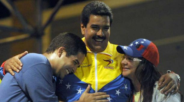 Nicolás Maduro (hijo) a la izquierda de su padre el Presidente de la República Bolivariana de Venezuela y su esposa Cilia Flores. Foto: AFP