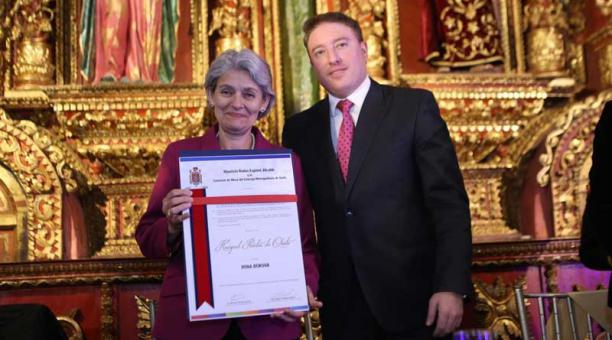 Irina Bokova  junto al alcalde subrogante Eduardo Pozo durante una condecoración en su honor en Quito (Ecuador). Foto: EFE