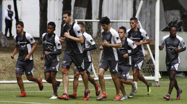 Los jugadores de Liga de Quito en el entrenamiento de ayer, en el complejo de Pomasqui. Foto: David Paredes / ÚN