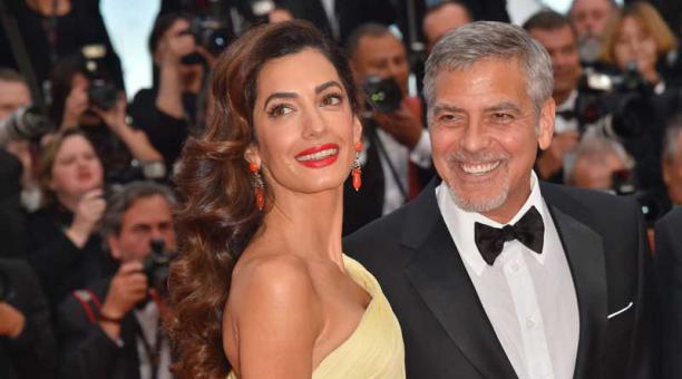 George Clooney (der.) y su esposa Amal en la edición 69 del festival de Cannes Film. Foto: AFP