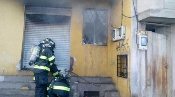 La planta baja de un inmueble localizado en el sector de La Roldós, en el norte de Quito, se incendió la tarde de hoy, martes 1 de agosto. Foto: Cortesía