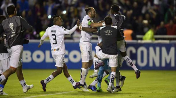 Liga de Quito celebran su victoria sobre Bolívar de Bolivia al final de su partido de fútbol 2017 Copa Sudamericana. Foto: AFP
