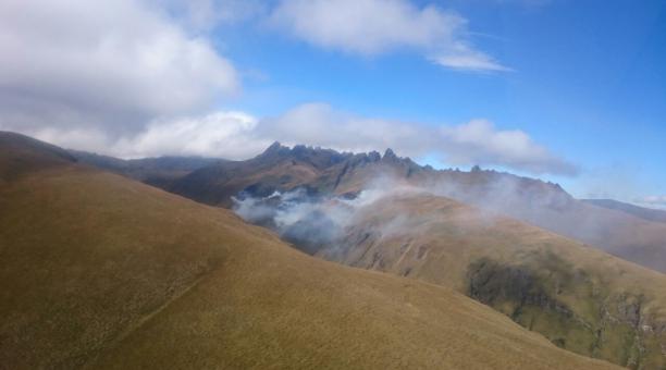 El Cuerpo de Bomberos combate un incendio forestal en el cerro Puntas                     Foto: Cortesía Cuerpo de Bomberos de Quito