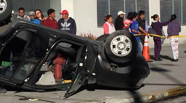 El vehículo que se volcó fue atravesado por un hidrante, su conductora sufrió heridas en el cráneo. Foto: Paúl Rivas / ÙN
