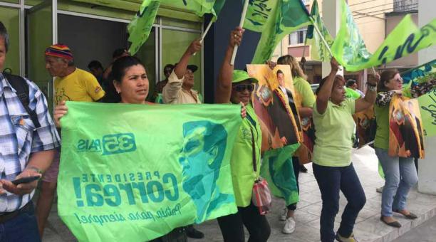 Decenas de personas con bandera de Alianza País o posters de Rafael Correa esperan por Glas. Foto: ÙN