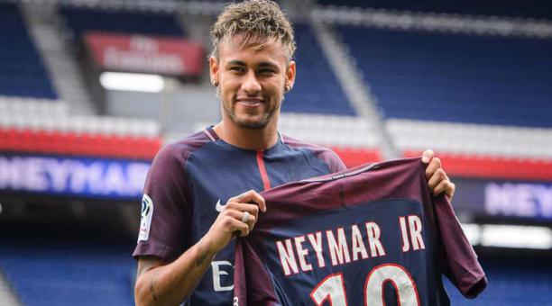 El delantero brasileño Neymar Jr posa para los fotógrafos durante su presentación como nuevo jugador del equipo francés París Saint-Germain (PSG)