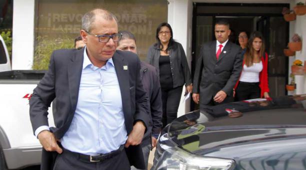 El vicepresidente Jorge Glas abandonó la sede de Alianza País luego de dirigirse a un grupo de oficialistas. Foto: Patricio Terán / ÚN