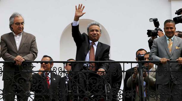 El presidente Lenín Moreno saluda durante el tradicional cambio de guardia, desde un balcón del Palacio de Carondelet. Foto: EFE