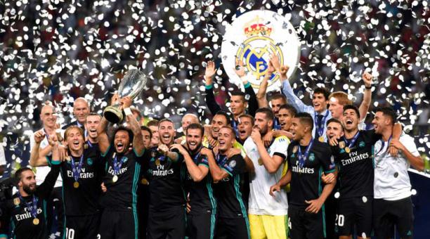 Jugadores del Real Madrid celebran con el trofeo después de ganar el partido de fútbol final de la UEFA Supercopa entre el Real Madrid y el Manchester United el 8 de agosto de 2017, en el Philip II Arena en Skopje. Foto: AFP