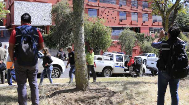 Grupos especializados de la Policía, junto con canes, revisaron el jardín del lugar. Foto: Alfredo Lagla / ÚN
