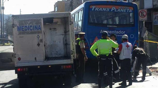 Mujer fue atropellada por un bus en la Mariscal Sucre y Ajavi. Foto: Paúl Rivas / ÚN