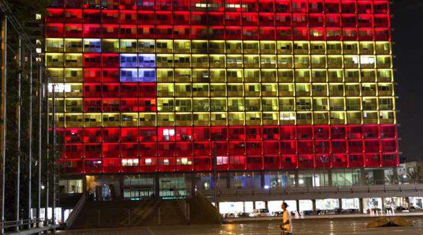 Las franjas rojas y amarilla de la bandera de España iluminan una edificación en en el Ayuntamiento de Tel Aviv, en el parque Rabin, en Tel Aviv (Israel). Foto: EFE