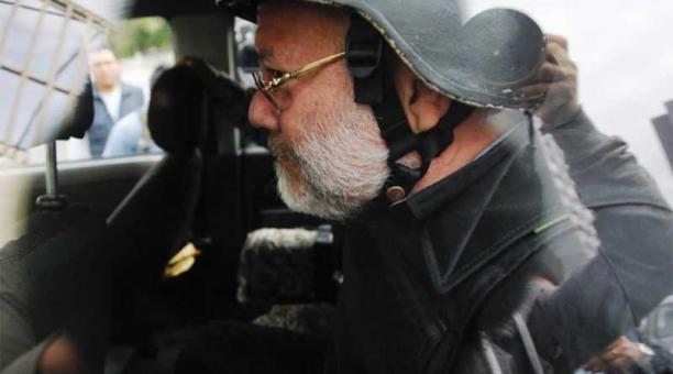Carlos Pareja Yannuzzeelli, exgerente de Petroecuador, ingresó vestido con un chaleco antibalas y un casco protector a la Fiscalía General el viernes 18 de agosto del 2017. Foto: Patricio Terán / ÚN