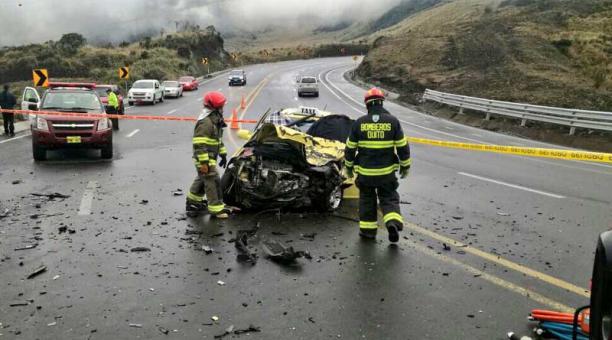 Se registra cuatro personas heridas y una fallecida en accidente de tránsito vía Papallacta. Foto: Cortesía / Bomberos de Quito