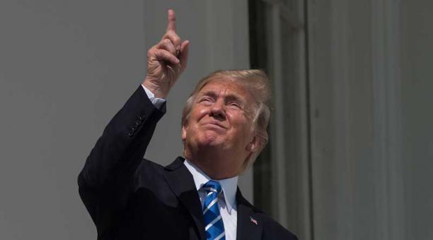 La decisión del magnate de mirar el eclipse sin protección le valió las críticas de numerosos usuarios de Twitter. Foto: AFP