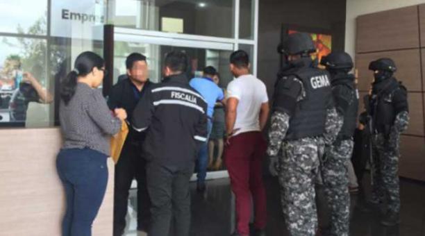 Miembros de la Policía y la Fiscalía allanaron este 24 de agosto del 2017 las oficinas de una entidad financiera en Guayaquil y un departamento en Quito, dentro de las investigaciones en el caso Odebrecht. Foto: Twitter Fiscalía General del Estado