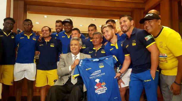 El presidente ecuatoriano recibiò como obsequio la camiseta del ganador de la primera etapa el Delfín SC. Foto: Cortesía de la Secom