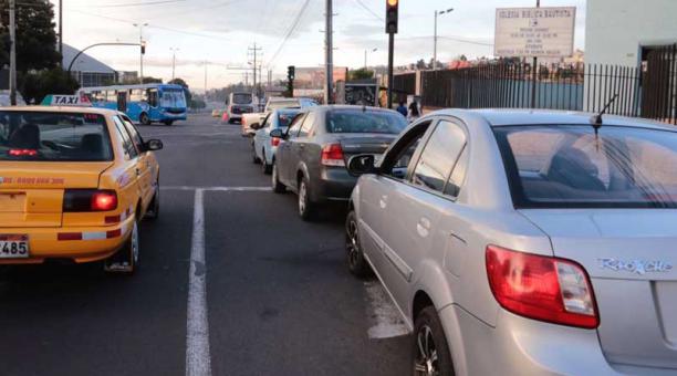 En sectores como La Ofelia, los taxistas informales tienen su ‘estación’. Foto: Alfredo Lagla / ÚN
