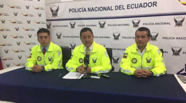 El coronel Fernando Herrera, jefe de la Policía Judicial del Distrito Metropolitano de Quito, indicó que los detenidos habrían estado extorsionando desde hace dos años a sus conciudadanos, que tienen locales comerciales en ese lugar, para brindarles segur