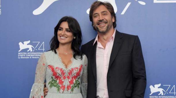 Los actores españoles Javier Bardem y Penélope Cruz asisten al photocall de la película 'Loving Pablo' presentado fuera de competición en el 74 Festival de Cine de Venecia el 6 de septiembre de 2017 en el Lido de Venecia. Foto: AFP