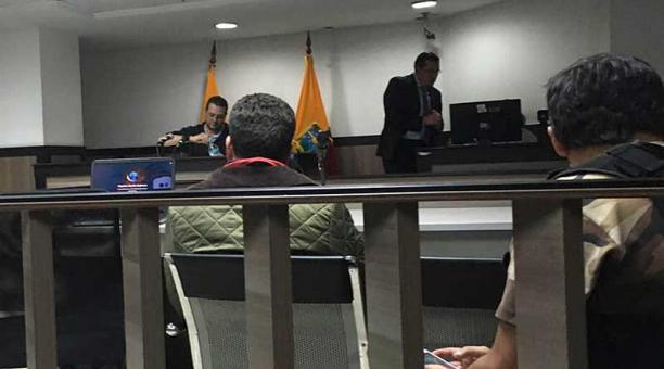 El 7 de enero, Mauro Terán (c) compareció en la Unidad de Flagrancia de Quito. Según su abogado defensor fue declarado inocente el miércoles 6 de septiembre del 2017. Foto: Fiscalía