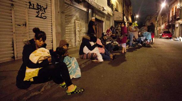 La gente se reúne en una calle del centro de la Ciudad de México durante un terremoto ocurrido el 7 de septiembre de 2017. Foto: AFP