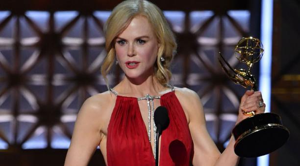 Nicole Kidman acepta el premio a la Mejor actriz principal en una serie limitada o película para Big Little Lies en el escenario durante los  premios Emmy. Foto: AFP