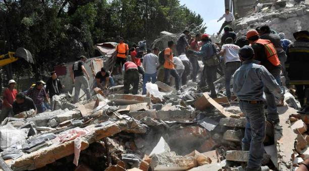 Varios edificios de Ciudad de México quedaron en escombros tras el fuerte temblor de 7.1 en la escala de Richter. Foto: AFP