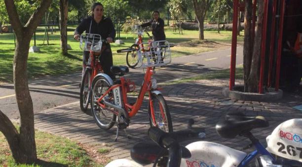 Angela Amoroso, directora de seguridad vial de la AMT, explica que al momento existen 1 800 personas que se han carnetizado para poder usar la bicicleta pública de forma gratuita. Foto: Eduardo Terán / ÚN