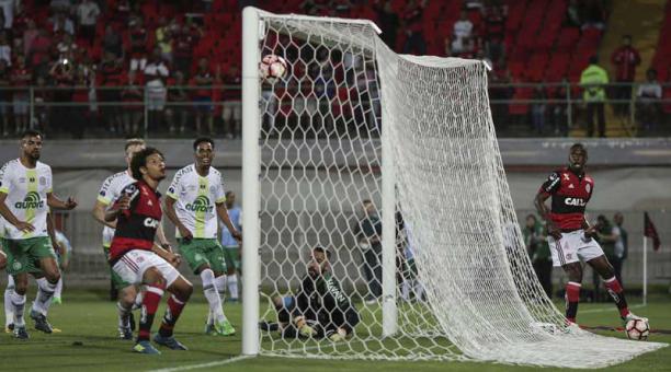 Flamengo anota contra Chapecoense durante un partido por la Copa Sudamericana. Foto: EFE