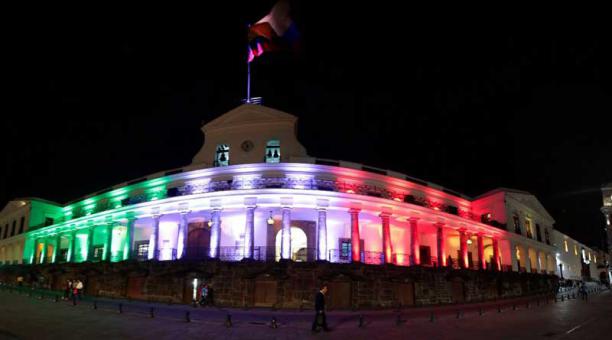 La Sede Presidencial permanecerá toda la noche iluminada con los colores de la bandera mexicana. Foto: Cortesía