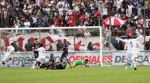 Liga derrotó a Universidad Católica en domingo en la tarde en el estadio Rodrigo Paz delgado. Foto: API
