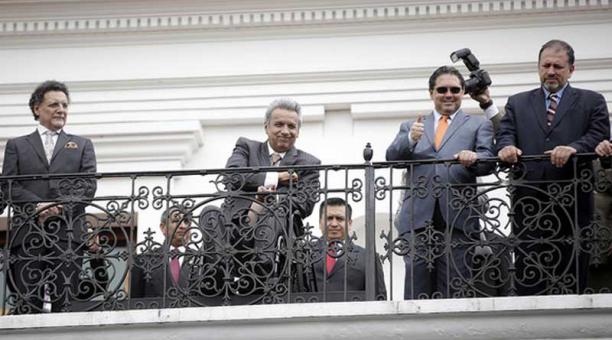 Lenín Moreno saluda desde el balcón del Palacio de Gobierno en el cambio de guardia Foto: Flickr de la Presidencia