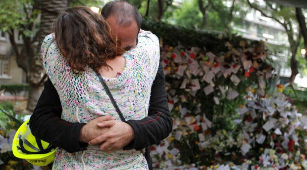 Una pareja se abraza en frente de un improvisado altar con arreglos florales en memoria de las víctimas del terremoto del 19 de septiembre. Foto: EFE