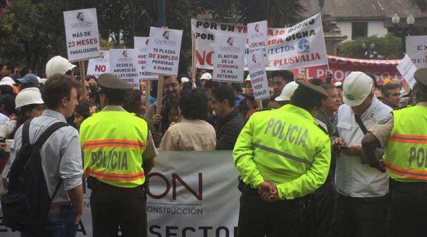 El sector de la construcción se manifestó ayer, en el centro de Quito, en contra de la Ley de Plusvalía. Foto: Eduardo Terán / UN