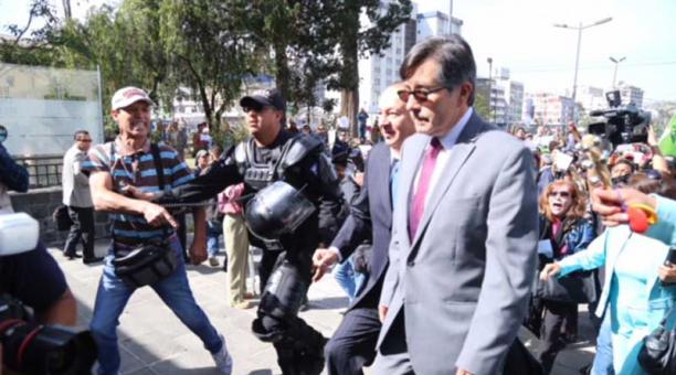César Montúfar fue increpado por manifestantes en las afueras de la Fiscalía. Foto: Diego Pallero / ÚN