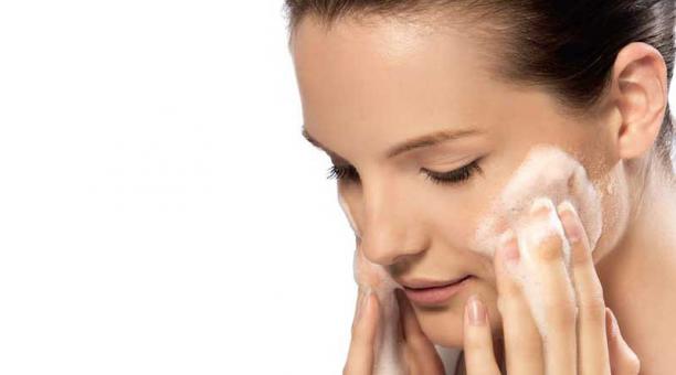 Receta tiene tres ingredientes que al juntarse crean un jabón espumoso para la limpieza facial. Foto: Internet