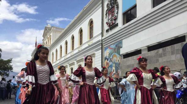 Los estudiantes de los colegios de Ibarra desfilaron por las principales calles del centro de Ibarra. Foto: ÚN