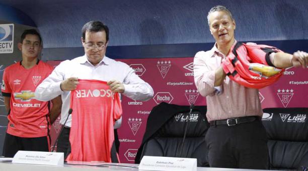 Esteban Paz (derecha) se pone la camiseta rosada que utilizará Liga en octubre. Foto: David Paredes / ÚN