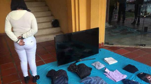 Una mujer fue sorprendida robando un domicilio. Cuando llegó la policía ella intentaba sacar una televisión. Foto: Paúl Rivas / ÚN