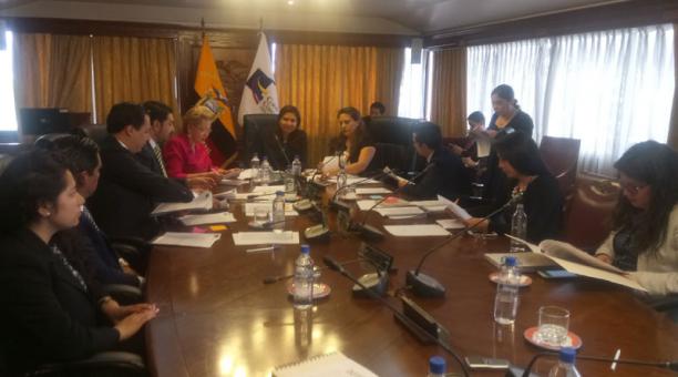 Tatiana Ordeñana, Ruth Seni y Wendy Molina, juezas de la Corte Constitucional (CC), se reúnen la mañana de este jueves 5 de octubre del 2017. Foto: ÚN