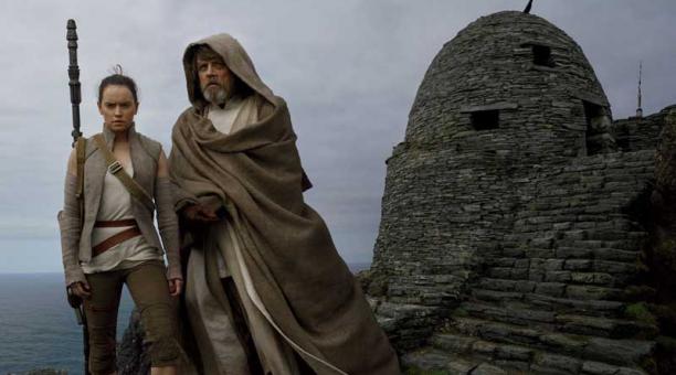Mark Hamill y Daisy Ridley en la saga de Star Wars: The Last Jedi (2017). Foto: IMDB