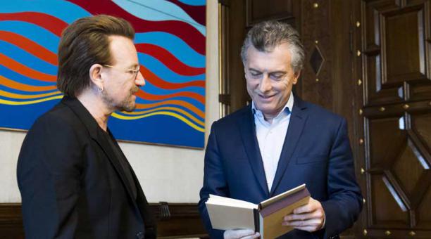 Fotografía cedida por la Presidencia de Argentina, del presidente de Argentina, Mauricio Macri (d),junto al líder de la banda irlandesa U2.