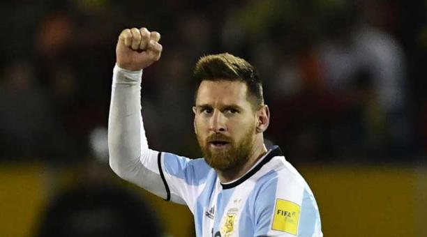 Lionel Messi celebra uno de los tres tantos que le anotó a Ecuador. Foto: AFP