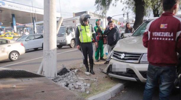 Un vedendor ambulante que trabaja en esa esquina dio un salto y evitó ser impactado por el automotor. Foto: Alfredo Lagla / ÚN