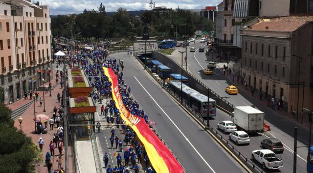 La marcha convocada por las prefecturas del entran al centro de la ciudad. Foto: Galo Paguay / ÚN