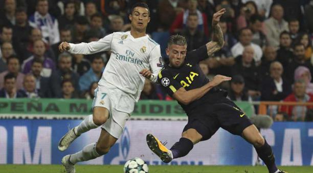 El defensa belga del Tottenham, Tobias Alderweireld (d), disputa el balón con el delantero portugués del Real Madrid, Cristiano Ronaldo. Foto: EFE